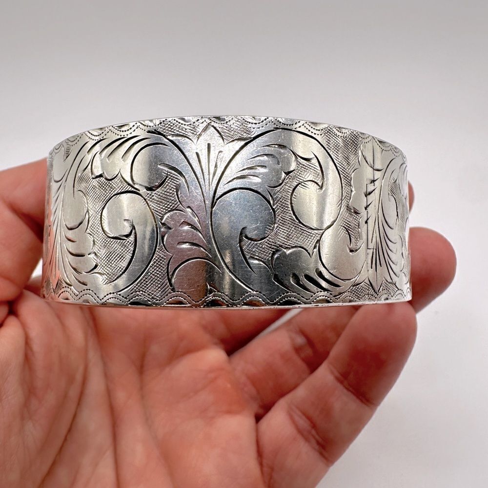 Vintage Solid Sterling Silver Etched Siam Bangle Bracelet!